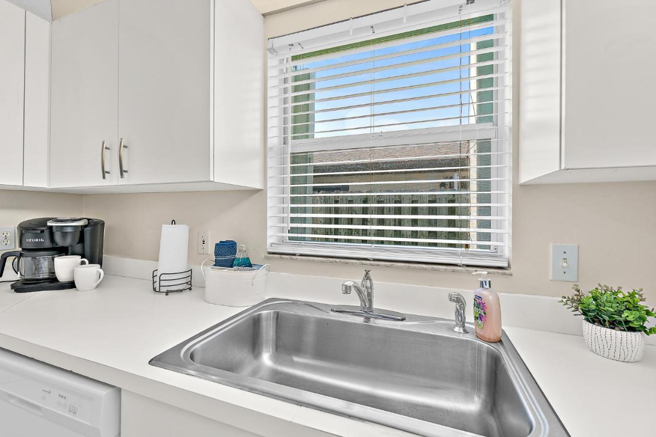 Serene Seaside Retreat - Dog Friendly - 2Br Townhouse With Shared Heated Pool Steps To Paradise Beach! Melbourne Exterior foto